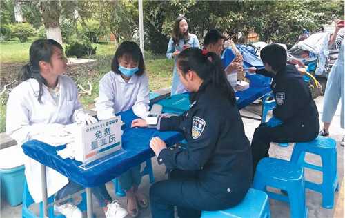 1526362605892995.jpg 为派出所民警送健康.jpg