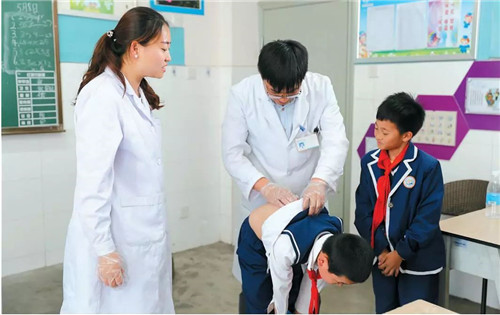 1526362640363145.jpg 脊柱侧凸筛查.jpg