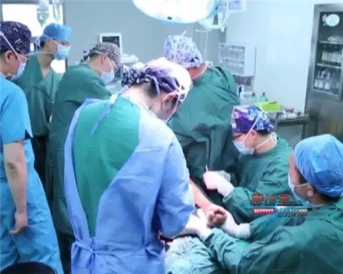 1527747456494004.jpg 手术中.jpg