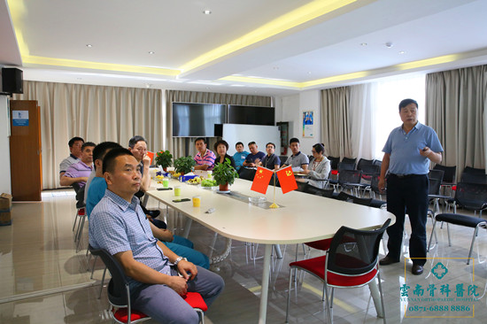 1535531926111891.jpg 雷院长介绍医院情况.jpg