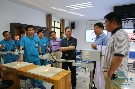 1535532217260557.jpg 参观实验室.jpg