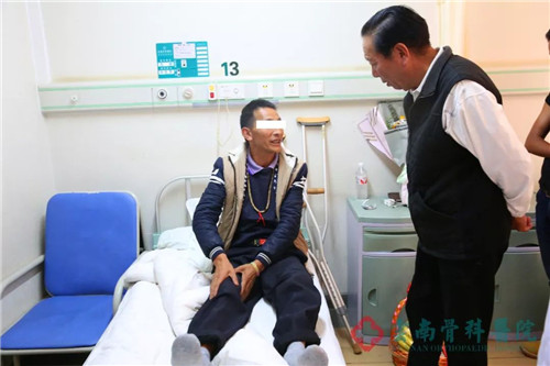 1540190897620518.jpg 江巴吉才会长看望慰问受助的患者.jpg