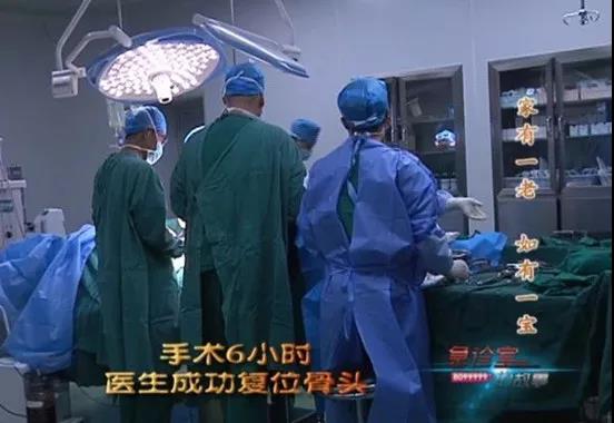 1543200392228498.jpg 医生为老人复位.jpg